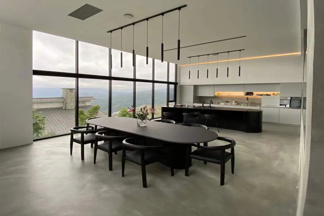 Cocina integrada con el salón con piso de microcemento. Cocina integrada con el salón con piso de microcemento.