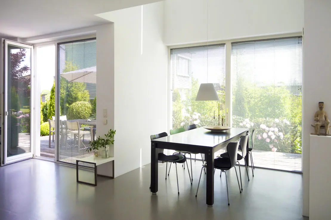 Sala de estar con piso de microcemento Sala de estar con piso de microcemento