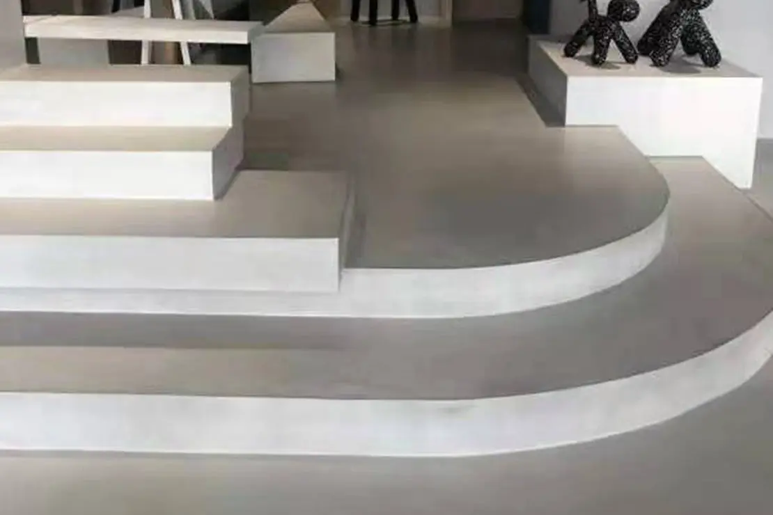 Escalera de microcemento con formas curvadas y cuadradas. Escalera de microcemento con formas curvadas y cuadradas.